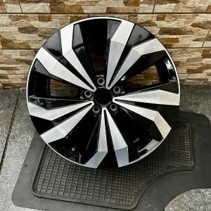 FELGA ALUMINIOWA VOLKSWAGEN OE 5X100-17 6,5''ET39 2GM601025E ŁADNA Okazja